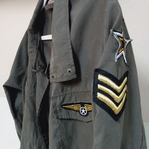 M L THE HANGER MILITARY PATCHES GREEN SNAP UP LIGHTWEIGHT JACKET DRAW STRING HEM